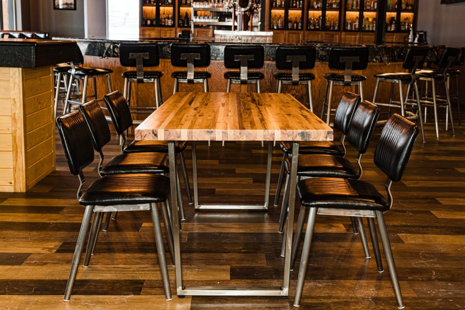 La Magie des Tables de Restaurant : Lieu de Rencontres et de Saveurs